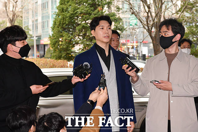 방송인 박수홍 씨(가운데)가 15일 오후 서울 마포구 서울서부지방법원에서 열린 친형 부부의 출연료 횡령 혐의 관련 공판에 증인으로 출석 해 입장을 밝히고 있다. /박헌우 기자