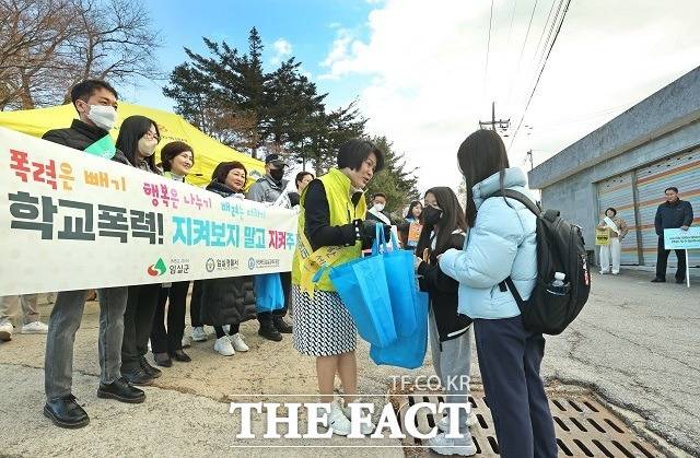 전북 임실군은 ‘2023학년도 상반기 학교폭력 예방 합동 캠페인 및 학교 주변 유해업소 단속·예방 캠페인’을 실시하고 있다. /임실군