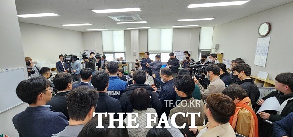 16일 오후 2시 충북도청 지방기자실은 김영환 충북지사의 친일파 관련 발언을 취재하려는 취재진들로 발디딜틈이 없었다. /청주=이주현 기자.