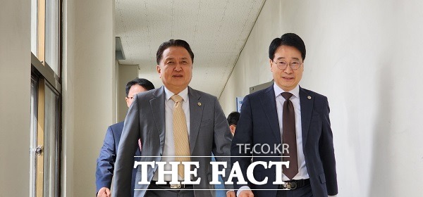 김영환(왼쪽) 충북지사가 친일파 관련 발언을 사과하기 위해 기자 회견장으로 들어서고 있다. /청주=이주현 기자.