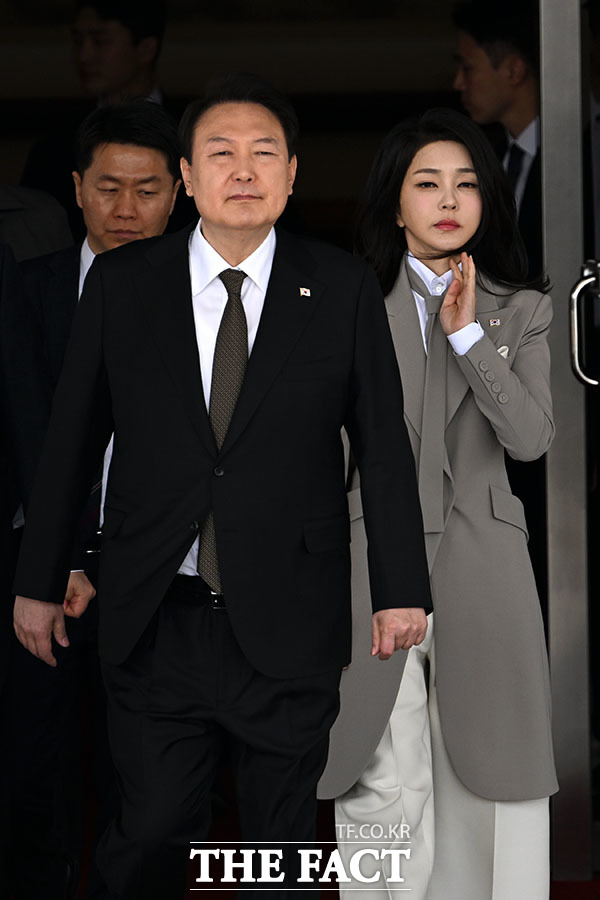 윤석열 대통령과 김건희 여사가 공군 1호기로 향하고 있다.