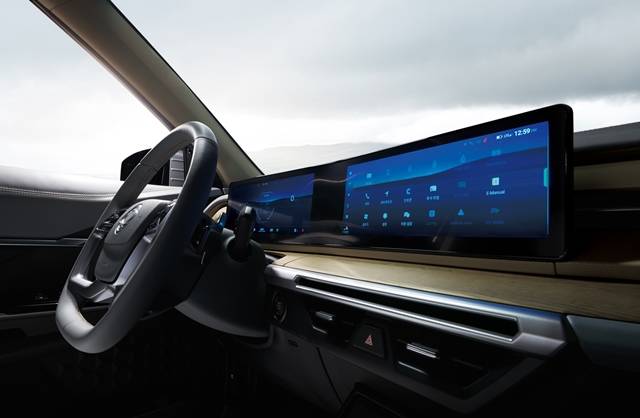 쌍용자동차의 중형 전동화 SUV 모델 토레스 EVX의 내부 모습. 디지털 클러스터(계기판)부터 내비게이션까지 연결된 디스플레이로 시인성을 높였다. /쌍용자동차