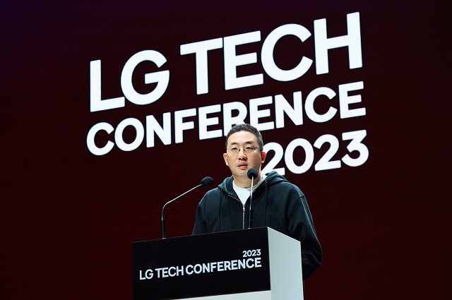 구광모 LG그룹 회장이 16일 서울 강서구 마곡 LG사이언스파크에서 열린 LG테크콘퍼런스에 참석해 국내 R&D 인재들에게 꿈과 성장에 대한 고민이 더 큰 열매로 맺어지길 항상 응원하며, 그 여정에 LG가 함께 할 수 있으면 좋겠다며 격려의 메시지를 전했다. /LG