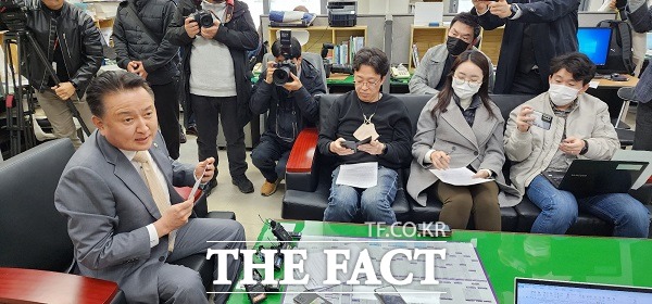 김영환 충북지사가 16일 기자들에게 친일파 발언과 관련한 자신의 이야기를 하고 있다. /청주=이주현 기자.