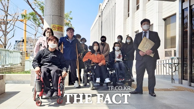 16일 광주지방법원에서 5년 만에 장애인 시외이동권 보장을 위한 차별 구제 소송 재판이 열렸다./ 광주=나윤상