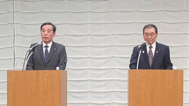 김병준 전국경제인연합회 회장직무대행(왼쪽)과 도쿠라 마사카즈 일본경제단체연합회 회장이 16일 일본 도쿄에서 한일·일한 미래 파트너십을 선언하고 있다. /전국경제인연합회