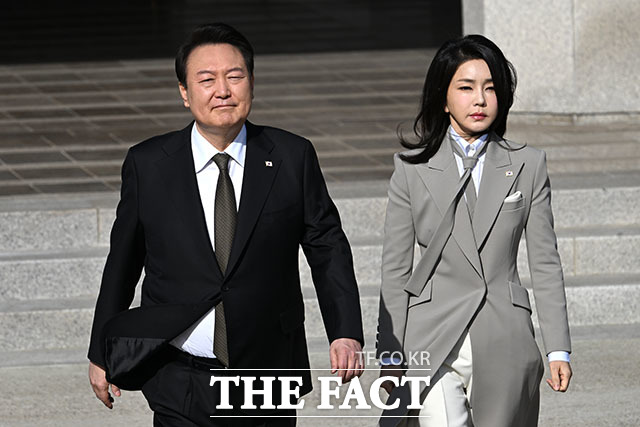 김건희 여사와 공군 1호기 향하는 윤석열 대통령.