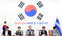  방일 尹 겨냥 대형 태극기 내건 민주당 '역사 팔아 미래 살 수 없어' [TF사진관]