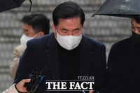  법정에 등장한 현금 1억 원…유동규 쇼핑백 시연 '성공'