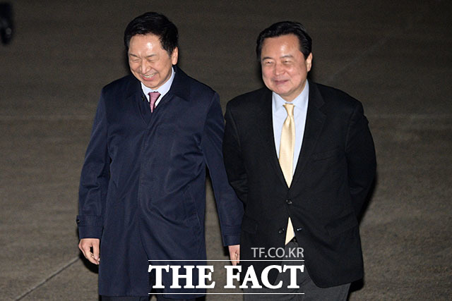 환한 미소짓는 김기현 대표(왼쪽)의 모습.