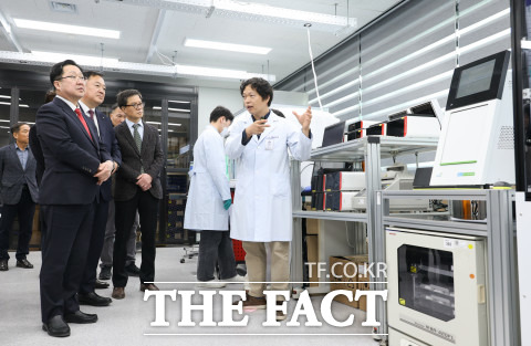 이장우 대전시장은 17일 한국생명공학연구원을 방문해 연구센터를 둘러 보고 있다.