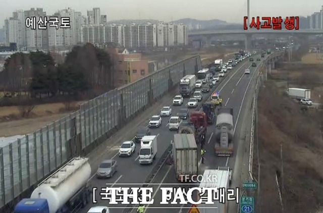 43번 국도 평택방면에서 트럭끼리 추돌했다. / 독자