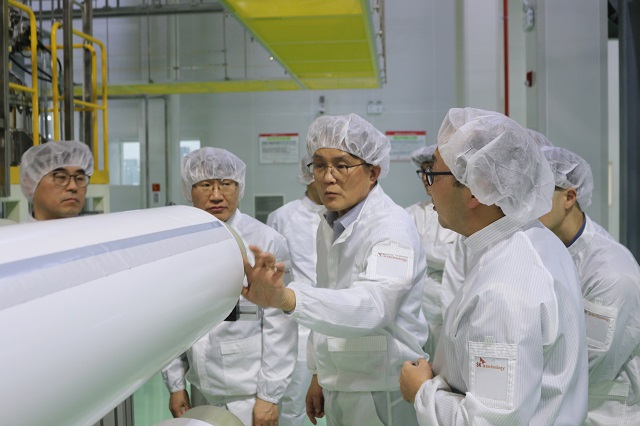 김철중 SK아이이테크놀로지 사장(가운데)이 지난14일 중국 창저우시에 위치한 SK아이이테크놀로지 중국 생산공장을 방문해 관계자들과 생산 시설을 살펴보는 모습. /SK이노베이션