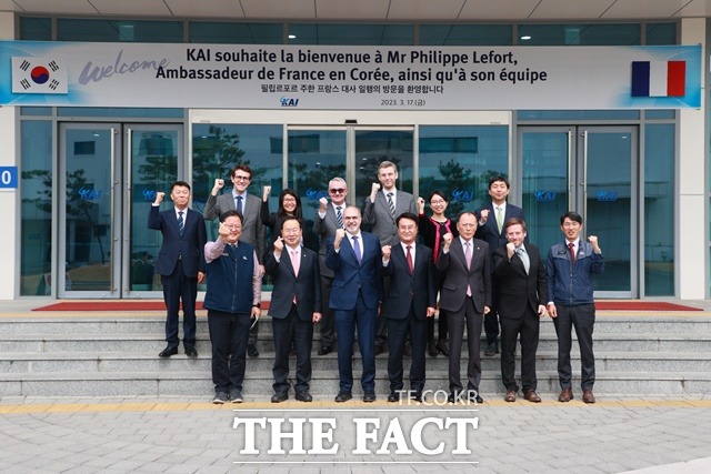 경남 사천시를 방문한 필립 르포르 주한 프랑스 대사와 관계자들이 한국항공우주산업(KAI)을 견학한 뒤 기념 촬영을 하고 있다./사천시