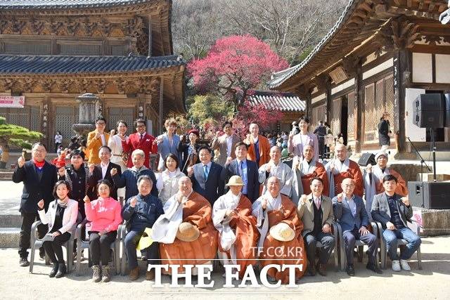 홍매화 들매화 사진콘테스트를 전국적 행사로 발돋움시킨 지리산 대화엄사 관계자들과 행사 참가자들./지리산 대화엄사