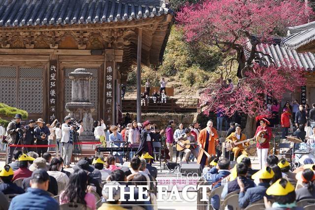 18일 홍매화가 만개한 지리산 대화엄사 각황전 앞에서 제3회 홍매화 들매화 프로사진, 휴대폰 카메라 사진 콘테스트 개막식과 함께 작은음악회가 열리고 있다,/지리산 대화엄사