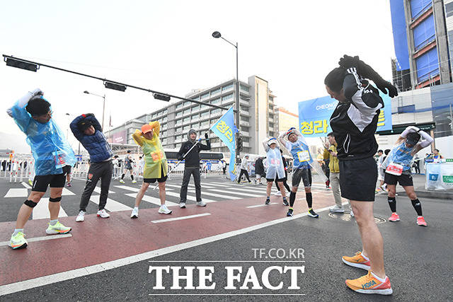 2023 서울마라톤 대회가 개최된 19일 오전 서울 종로구 광화문광장에서 참가자들이 준비운동을 하고 있다. /박헌우 기자
