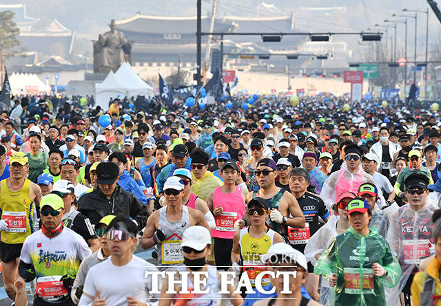 2023 서울마라톤 대회가 19일 오전 서울 종로구 광화문광장에서 열린 가운데 참가자들이 힘차게 달리고 있다. /박헌우 기자