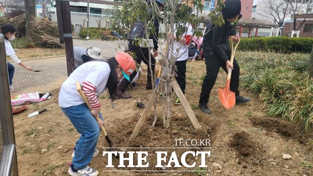 자람생태학교 참여 학생들이 이팝나무 심기에 나선 모습. /전남녹색연합
