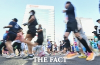  아침을 달리는 마라톤 참가자들 [포토]