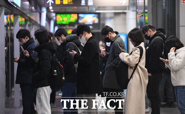 대중교통 마스크 착용 의무 해제 첫날인 20일 오전 서울 4호선 지하철 내에서 대다수의 시민들이 마스크를 착용한 채 출근하고 있다. /이새롬 기자