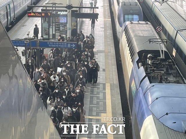 대중교통 마스크 착용 의무가 해제된 20일 서울역을 찾은 시민 대부분 마스크를 착용했다. /김시형 인턴기자