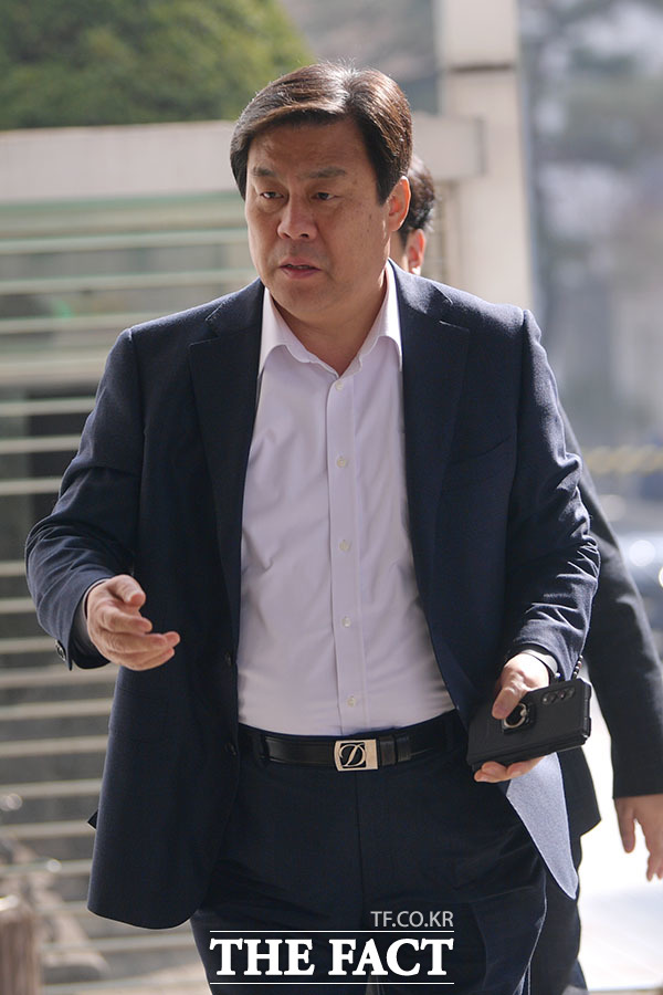 김선동 전 자유한국당 의원이 법정으로 향하고 있다.