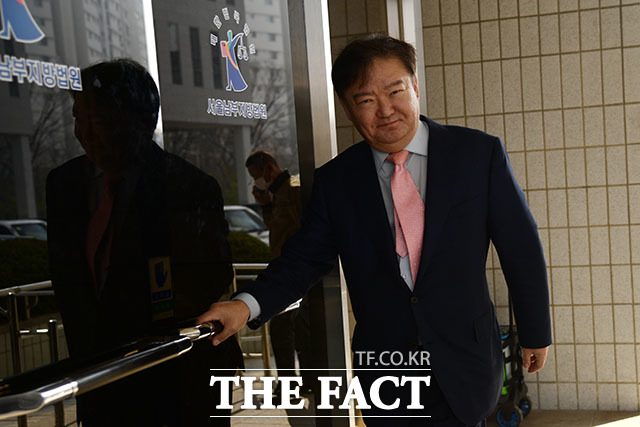 법원 향하는 민경욱 전 자유한국당 의원의 모습.