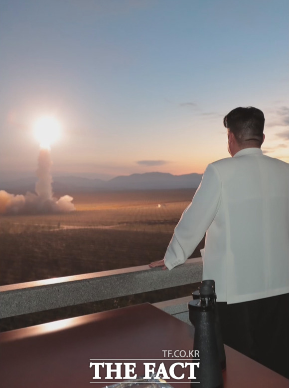 조선중앙통신이 20일 김정은 북한 국무위원장이 18~19일 이틀에 걸쳐 핵반격 가상 종합전술훈련을 지도하며 핵공격태세를 완비할 때 전쟁을 억제할 수 있다고 말했다고 보도했다./조선중앙TV 캡처=뉴시스