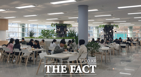 지난해 진행한 천원의 아침밥 사업을 통해 교내식당에서 학생들이 아침을 먹고 있다./공주시