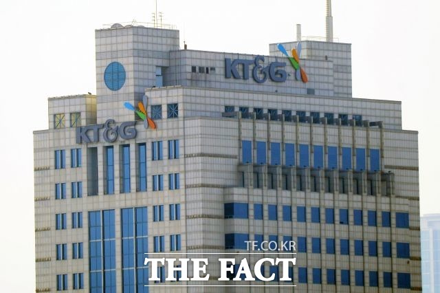 KT&G의 올해 매출액과 영업이익이 수원 부동산 매출 감소로 부진할 것이라는 하나증권 전망이 나왔다. 사진은 서울 강남의 KT&G 사옥 전경. /더팩트 DB