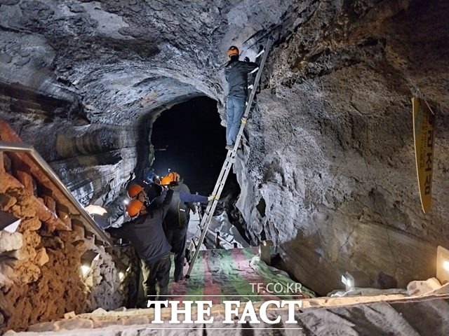 제주도는 지난 1월 26일 낙석 발생으로 임시 폐쇄한 만장굴에 대한 2달여간의 안전점검을 진행하고 오는 24일 재개방한다. / 제주도