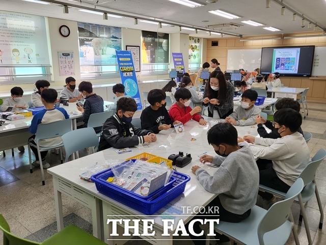 대전상원초등학교 학생들이 지능형 과학실에서 과학 만들기 체험을 하고 있다. / 대전시교육청