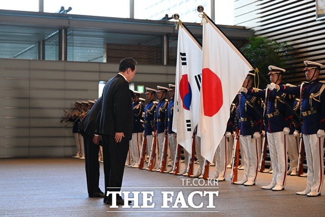 국민의힘이 KBS의 윤석열 대통령 일장기 경례 오보에 대해 방송통신심의위원회에 심의를 신청했다. 국민의힘은 KBS의 반일 선동 방송이 이번이 처음이 아니라며 동일한 실수가 반복되면 그 의도를 의심할 수밖에 없다고 했다. 지난 16일 기시다 후미오 일본 총리와 윤 대통령. /대통령실