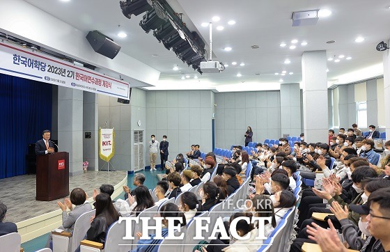 경남정보대학교는 21일 교내 아트홀에서 유학생을 대상으로 한 한국어학당 2023년 2기 한국어연수과정 개강식을 개최했다고 이날 밝혔다. /경남정보대학교.