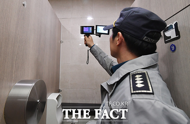 21일 오후 서울 용산구 용산역 여자 화장실에서 경찰이 화장실 불법 촬영 합동점검을 하고 있다. /박헌우 기자