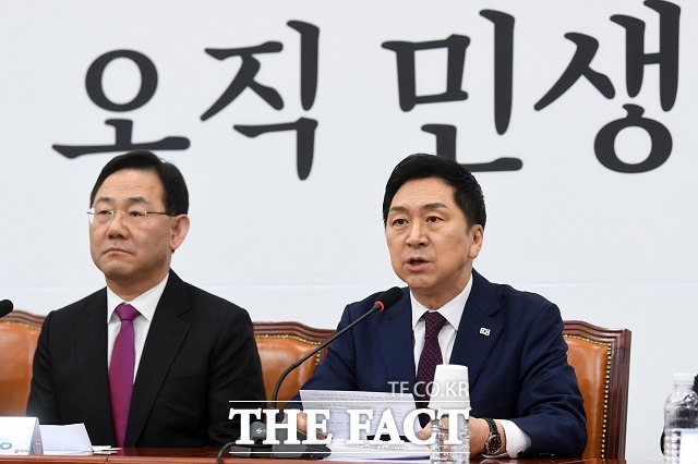 김기현(오른쪽) 국민의힘 대표가 21일 서울 중구 프레스센터 내 서민금융센터를 찾아 정책서민금융 현황을 파악하는 등 민생 챙기기에 나섰다. 왼쪽은 주호영 원내대표. /남용희 기자