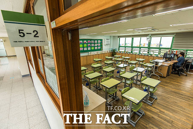 학생이 교사의 지시를 무시하고 수업 도중 책상 위에 눕거나 자리를 옮기는 등 수업을 방해할 경우 교육활동 침해 유형으로 규정된다./사진공동취재단