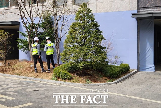 22일 GS건설이 외벽 붕괴 사고가 발생한 서울역 센트럴자이 단지 내 필로티와 지지대를 현수막으로 감싼 모습. /만리동=최지혜 기자