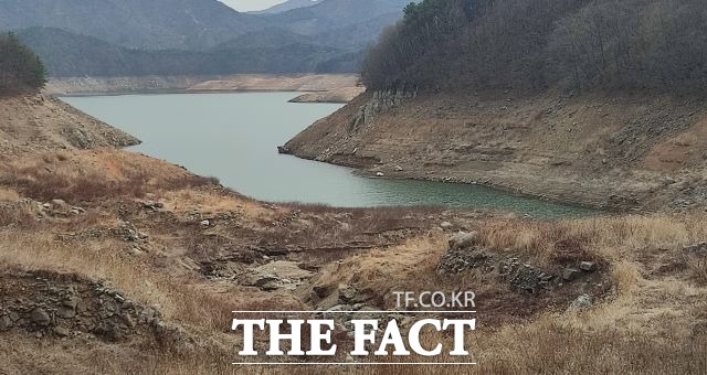 주암조절지댐(상사댐)이 오랜 가뭄과 수요량 중가로 인한 수량 부족으로 소규모 저수지 모습을 보이고 있다. / 순천=유홍철 기자