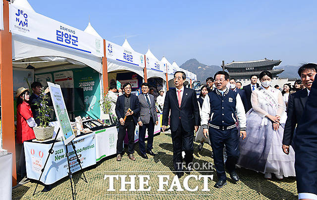 한덕수 국무총리(가운데)가 22일 오전 서울 광화문 광장에서 열린 전남 방문희 해 행사에 참석해 김영록 전남도지사와 부스를 둘러보고 있다./임영무 기자