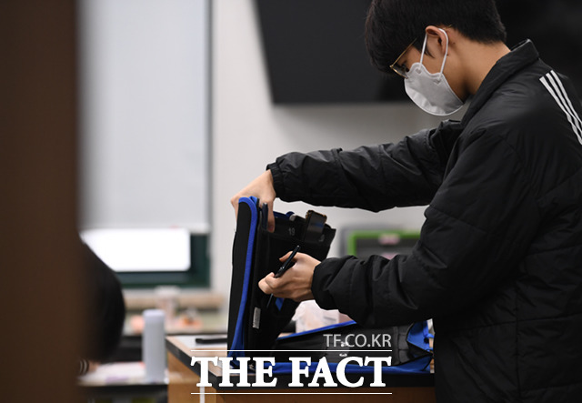3월 전국연합학력평가가 실시된 23일 오전 서울 광진구 광남고등학교에서 학생들이 시험에 앞서 휴대전화를 제출하고 있다.