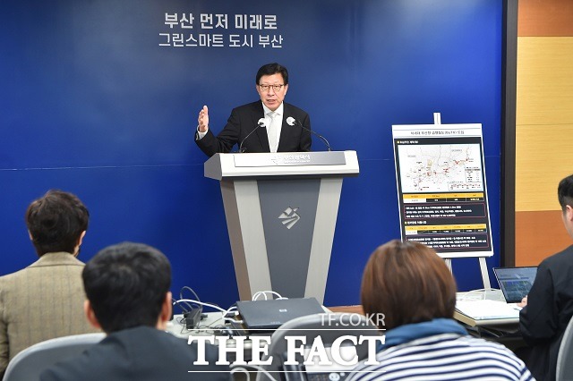 박형준 부산시장이 23일 부산시청에서 차세대 부산형 급행철도(BuTX) 추진계획을 발표하고 있다. /부산시