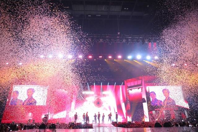 에이티즈는 지난해 상반기 투어와 하반기 투어로 유럽 북미 일본 등에서 총 43만 명의 팬들을 만났다. 오는 4월 서울 앙코르 공연을 준비 중이다. 사진은 유럽 공연 모습. /KQ 엔터 제공