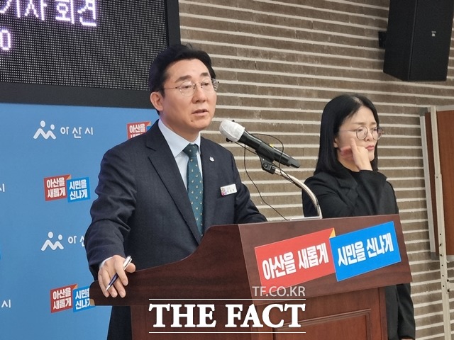 박경귀 아산시장이 23일 교육 지원 예산 집행 중지 사태에 따른 기자회견을 개최했다. / 아산=김경동 기자