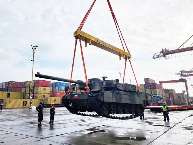 22일(현지시간) 폴란드 그드니아 항구에서 현대로템의 K2 전차가 하역하고 있는 모습. /현대로템