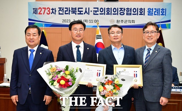 지방의정봉사상을 수상한 완주군의회 유의식, 김재천 의원. /완주군의회