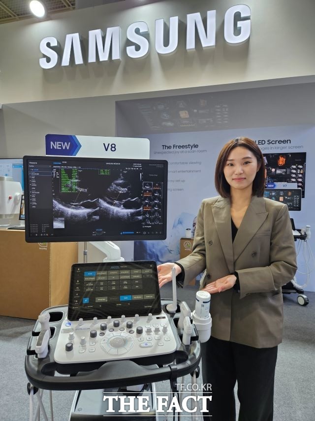 삼성 직원이 23일 서울 삼성동 코엑스에서 열린 제 38회 국제의료기기·병원설비전시회 삼성 부스에서 프리미엄 초음파 진단기기 V8을 소개하고 있다. /삼성전자