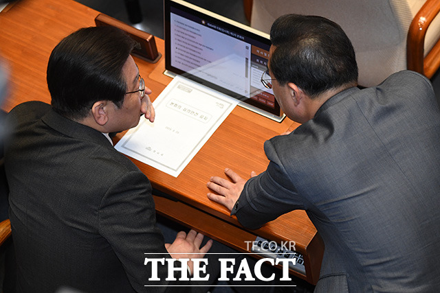 대화 나누는 이재명 대표(왼쪽)와 박홍근 원내대표.