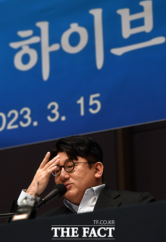 하이브가 SM엔터테인먼트(에스엠) 보유 지분을 정리하기로 했다. 사진은 방시혁 하이브 의장이 지난 15일 오전 서울 중구 프레스센터에서 열린 관훈포럼에 참석해 패널들의 질문을 받고 있다. /임영무 기자